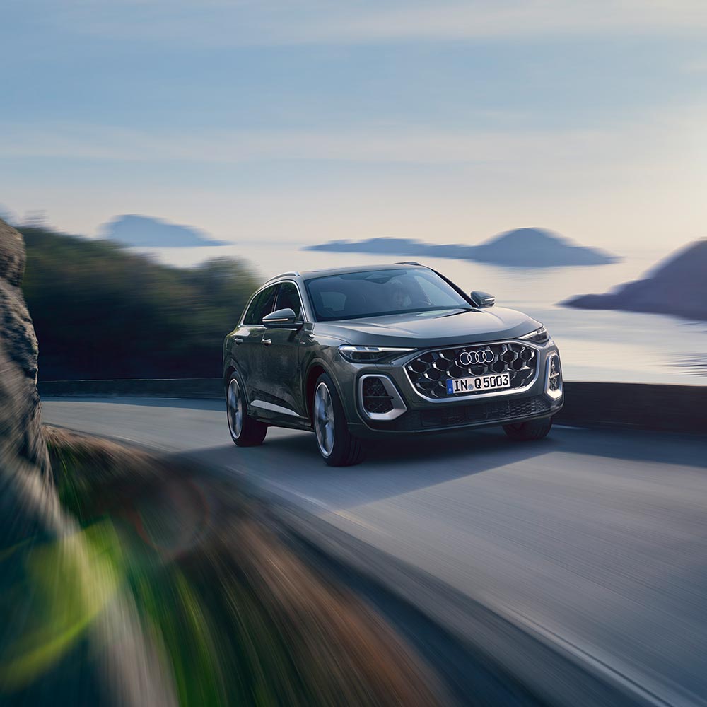 Audi Q5 auf Landstra&szlig;e