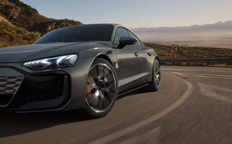 Audi RS e-tron GT f&auml;hrt in der Kurve. 