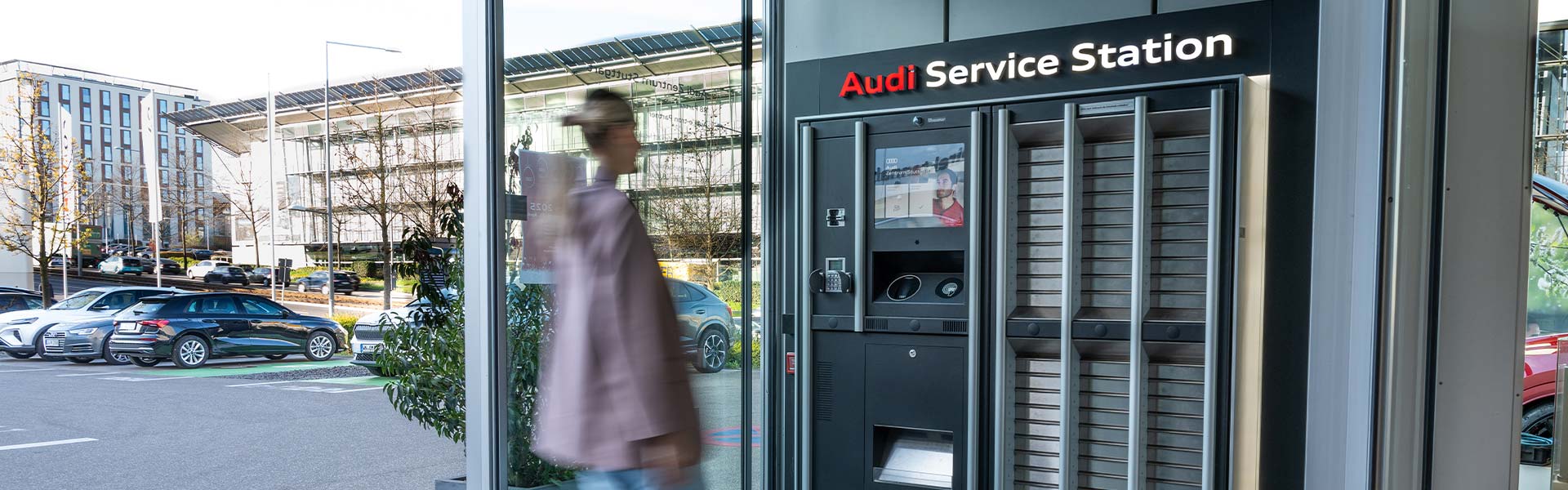 Frau l&auml;uft zur Audi Service Station 