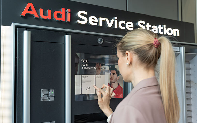 Kundin gibt Daten in Audi Service Station ein. 