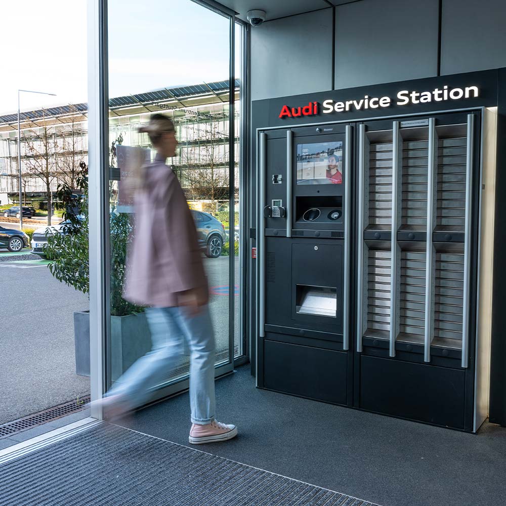 Frau l&auml;uft zur Audi Service Station 