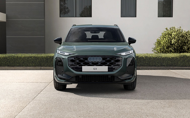 Ein Audi Q3 SUV in der Frontansicht in Salbeigr&uuml;n Metallic