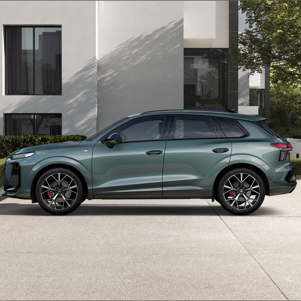 Ein Audi Q3 SUV in Seitenansicht in Salbeigr&uuml;n Metallic