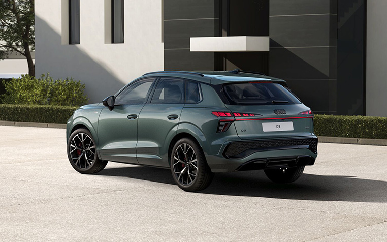 Das Heck eines Audi Q3 SUV in Salbeigr&uuml;n Metallic